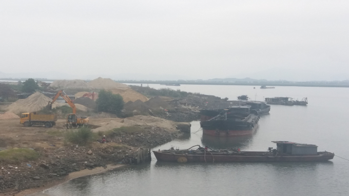 H&agrave;ng ngh&igrave;n m&eacute;t vu&ocirc;ng đất ven s&ocirc;ng biến th&agrave;nh b&atilde;i tập kết c&aacute;t tr&aacute;i ph&eacute;p.