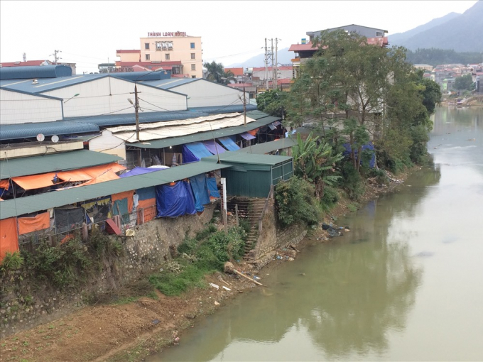 &nbsp;Ai đ&atilde; dung t&uacute;ng cho những kẻ bắn t&ocirc;n, b&iacute;t k&iacute;n cả hệ thống bờ k&egrave; rồi đường bậc b&ecirc; t&ocirc;ng ki&ecirc;n cố xuống s&ocirc;ng lấy nước như thế n&agrave;y để... lập ki-ốt, b&aacute;n trao tay nhiều trăm triệu đồng? Ảnh: Diễm T&acirc;m - Việt Nguyễn.