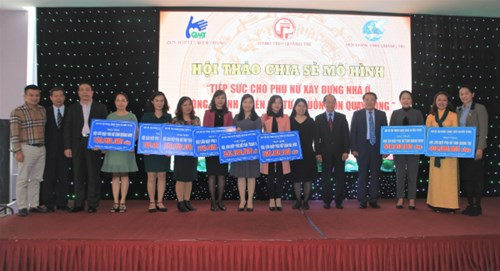 &nbsp;&Ocirc;ng Phan Diễn trao bảng t&agrave;i trợ của Quỹ cho Hội phụ nữ 8 tỉnh Thanh H&oacute;a,&nbsp; Nghệ An, H&agrave; Tĩnh, Quảng B&igrave;nh, Quảng Trị, Thừa Thi&ecirc;n Huế, Quảng Nam, Đ&agrave; Nẵng