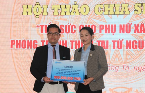 &Ocirc;ng Vũ Tam B&aacute;ch, đại diện tập đo&agrave;n Th&aacute;i B&igrave;nh Dương trao bảng t&agrave;i trợ cho Quỹ