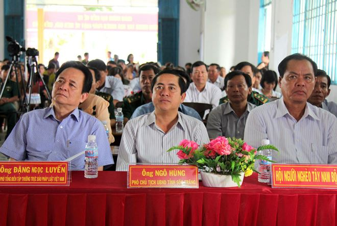 L&atilde;nh đạo B&aacute;o PLVN, UBND tỉnh S&oacute;c Trăng v&agrave; c&aacute;c đơn vị đến tham dự chương tr&igrave;nh. Ảnh Thành Th&acirc;̣t.