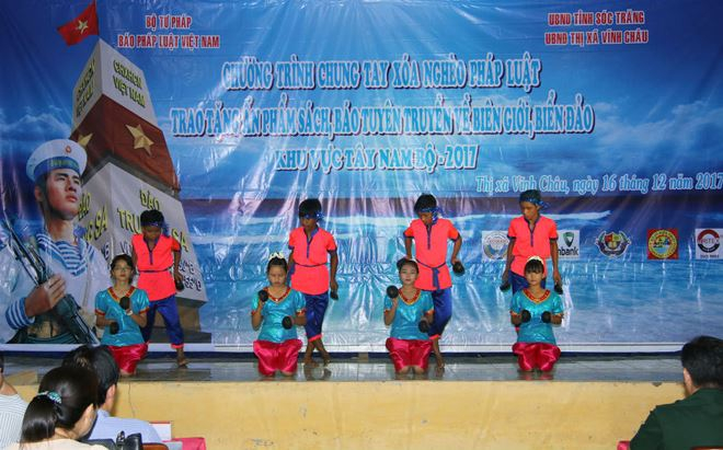 Tiết mục văn nghệ ch&agrave;o mừng chương tr&igrave;nh. Ảnh Thành Th&acirc;̣t.