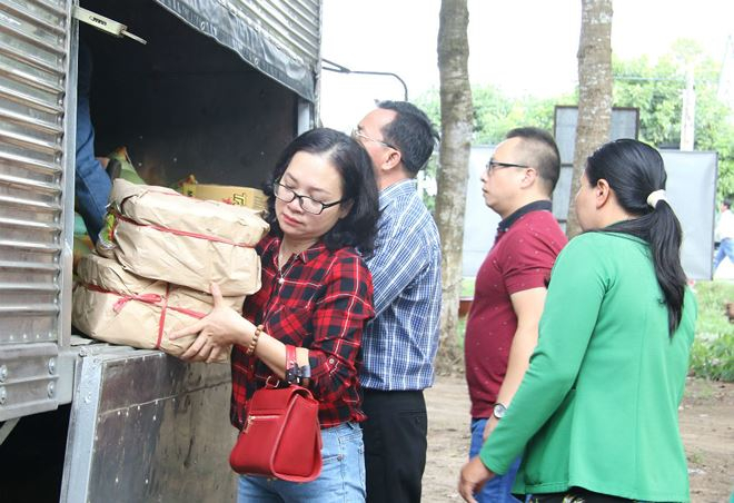 Ấm &aacute;p nghĩa t&igrave;nh chia sẻ c&ugrave;ng b&agrave; con ngh&egrave;o v&ugrave;ng bi&ecirc;n giới, biển đảo