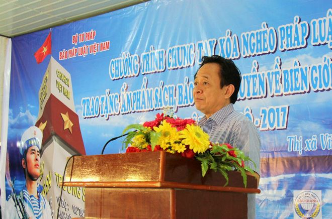 &Ocirc;ng Đặng Ngọc Luyến, B&iacute; thư Đảng ủy, Ph&oacute; Tổng Bi&ecirc;n tập Thường trực B&aacute;o PLVN ph&aacute;t biểu tại buổi lễ. Ảnh Thành Th&acirc;̣t.