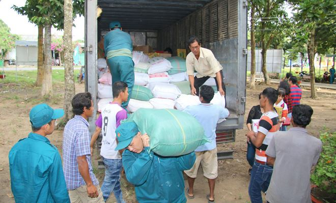 Ấm &aacute;p nghĩa t&igrave;nh chia sẻ c&ugrave;ng b&agrave; con ngh&egrave;o v&ugrave;ng bi&ecirc;n giới, biển đảo