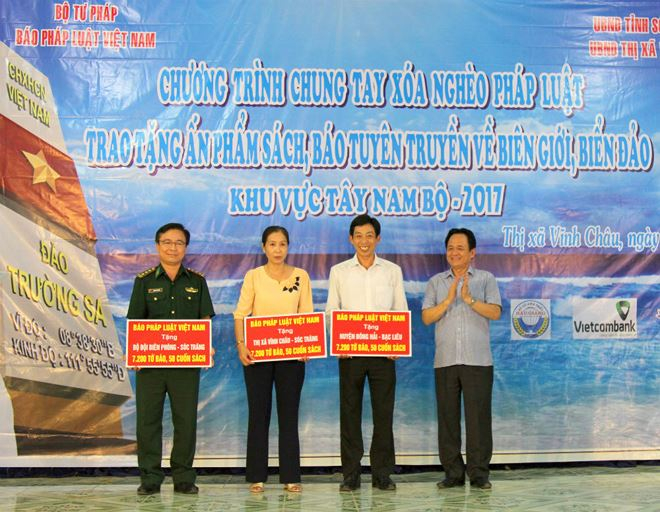 &Ocirc;ng Đặng Ngọc Luyến, B&iacute; thư Đảng ủy, Ph&oacute; Tổng Bi&ecirc;n tập Thường trực B&aacute;o PLVN trao tặng s&aacute;ch, b&aacute;o tuy&ecirc;n truyền ph&aacute;p luật về bi&ecirc;n giới, biển đảo c&aacute;c đơn vị. Ảnh Thành Th&acirc;̣t.