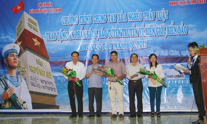 &Ocirc;ng Đặng Ngọc Luyến, B&iacute; thư Đảng ủy, Ph&oacute; Tổng Bi&ecirc;n tập Thường trực B&aacute;o PLVN (thứ 2 từ tr&aacute;i sang) v&agrave; &ocirc;ng Ng&ocirc; H&ugrave;ng, Ph&oacute; Chủ tịch UBND tỉnh S&oacute;c Trăng (thứ 2 từ phải sang) tặng hoa cho c&aacute;c nh&agrave; t&agrave;i trợ, c&aacute;c mạnh thường qu&acirc;n, nh&agrave; hảo t&acirc;m đ&atilde; hỗ trợ chương tr&igrave;nh. Ảnh Thành Th&acirc;̣t.