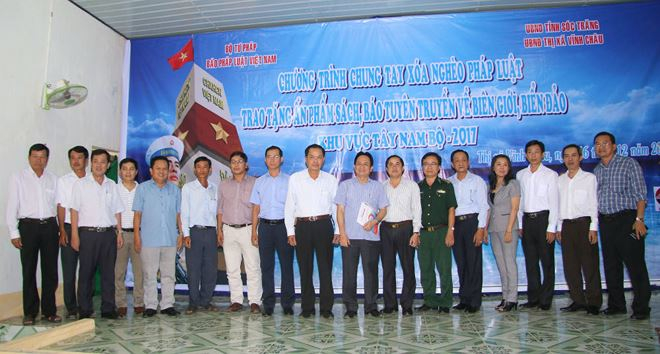 Đại diện B&aacute;o PLVN, UBND tỉnh S&oacute;c Trăng v&agrave; c&aacute;c Sở ban ng&agrave;nh chụp ảnh lưu niệm. Ảnh Thành Th&acirc;̣t