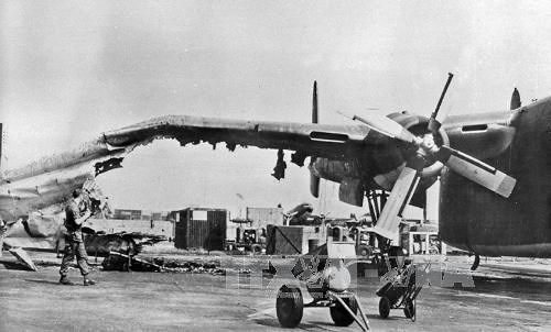 M&aacute;y bay vận tải C.119 của Mỹ ở S&acirc;n bay T&acirc;n Sơn Nhất bị đạn s&uacute;ng lớn của qu&acirc;n Giải ph&oacute;ng ph&aacute; hủy (2/1968). Ảnh:Tư liệu TTXGP