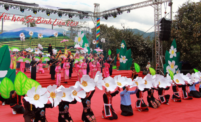 Hội hoa Sở với nhiều chương tr&igrave;nh giao lưu văn h&oacute;a nghệ thuật đặc sắc của địa phương.