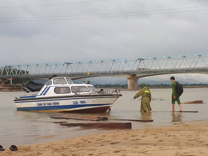 Quảng Nam: Bị truy đuổi, l&acirc;m tặc n&eacute;m h&agrave;ng chục m3 gỗ xuống s&ocirc;ng Thu Bồn