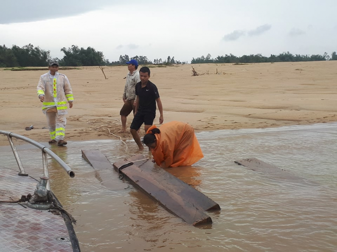 Tang vật được lai dắt v&agrave;o bờ