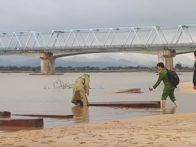 Cơ quan chức năng đang kiểm đếm khối lượng gỗ lậu m&agrave;