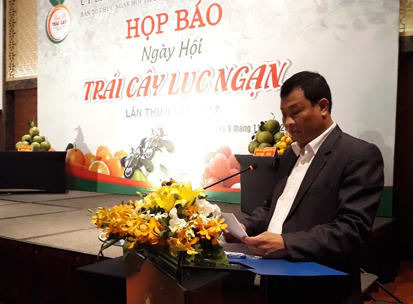 &Ocirc;ng Cao Văn Ho&agrave;n - Ph&oacute; Chủ tịch thường trực UBND huyện Lục Ngạn (Ảnh chụp tại họp b&aacute;o ng&agrave;y hội tr&aacute;i c&acirc;y Lục Ngạn, nguồn B&aacute;o T&agrave;i nguy&ecirc;n v&agrave; M&ocirc;i trường).