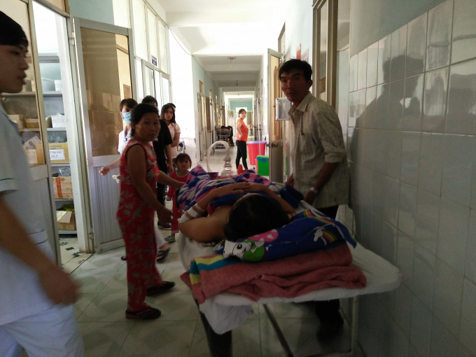 Chị Duy&ecirc;n được đưa đi cấp cứu.