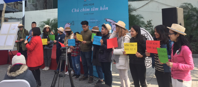 Buổi ra mắt s&aacute;ch tranh Ch&uacute; chim t&acirc;m hồn thu h&uacute;t sự quan t&acirc;m nhiều bậc phụ huynh v&agrave; em nhỏ.