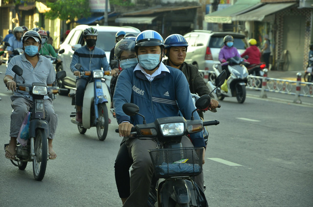 H&igrave;nh ảnh người d&acirc;n co ro trong c&aacute;i lạnh đầu m&ugrave;a ở TPHCM s&aacute;ng nay