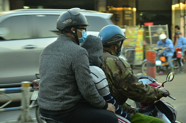 Nhiều em nhỏ được bố mẹ trang bị th&ecirc;m &aacute;o ấm khi ra đường v&agrave;o buổi s&aacute;ng