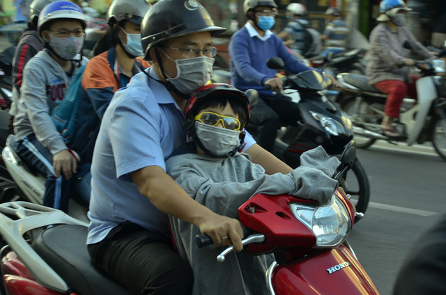 &Ocirc;ng bố phải nhường &aacute;o kho&aacute;c cho trẻ v&igrave; qu&ecirc;n mang &aacute;o ấm