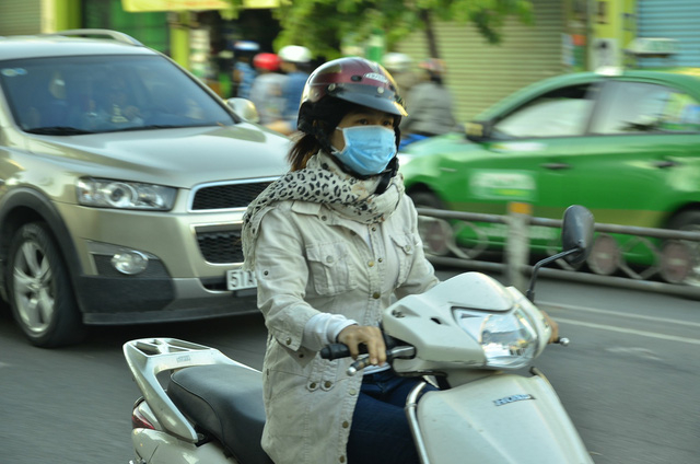 H&igrave;nh ảnh người S&agrave;i G&ograve;n x&uacute;ng x&iacute;nh &aacute;o ấm, khăn cho&agrave;ng khi ra đường