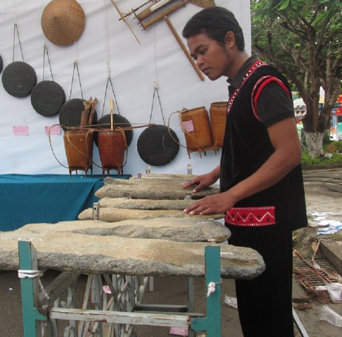 Thanh ni&ecirc;n Raglai tìm hi&ecirc;̉u v&ecirc;̀ đàn đá Khánh Sơn.