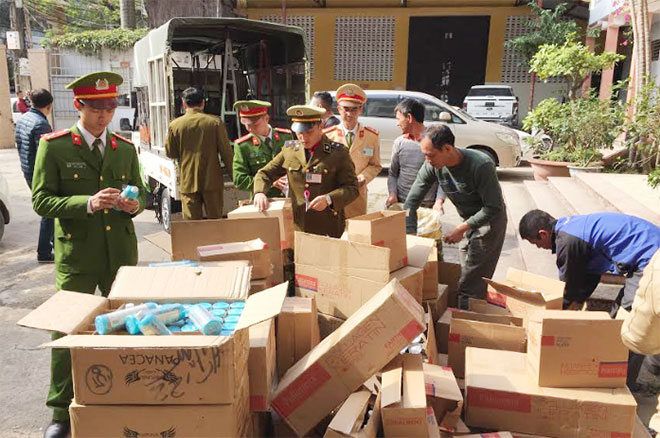 &nbsp;Lực lượng chức năng tiến h&agrave;nh kiểm tra l&ocirc; h&agrave;ng.