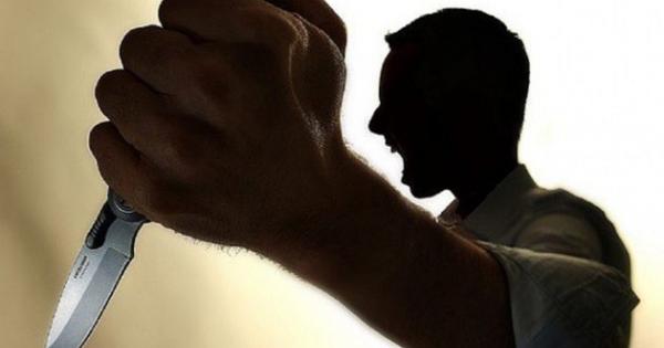 Bị đánh trên đường đi chơi, thanh niên vung dao đâm chết người