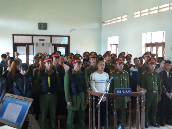 Trần Trung H&ugrave;ng c&ugrave;ng đồng bon trước V&agrave;nh m&oacute;ng ngựa.