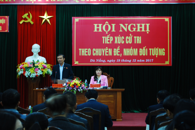 Ph&oacute; trưởng đo&agrave;n ĐBQH TP Đ&agrave; Nẵng Nguyễn B&aacute; Sơn (đứng) trong buổi tiếp x&uacute;c.