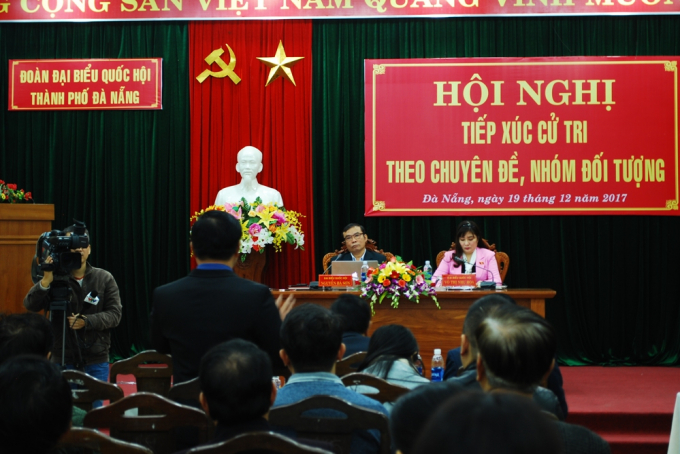 Cử tri b&agrave;y tỏ mong muốn giải quyết những bất cập m&agrave; doanh nghiệp g&aacute;nh chịu với Đo&agrave;n ĐBQH TP Đ&agrave; Nẵng.