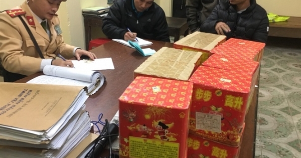 Nghệ An: Tiêu hủy gần 30 kg pháo giấu trên xe khách