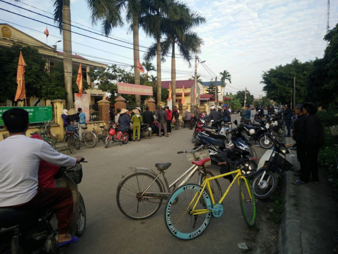 Người d&acirc;n tập trung rất đ&ocirc;ng tại UBND x&atilde; Vĩnh Phong khi xảy ra vụ việc.