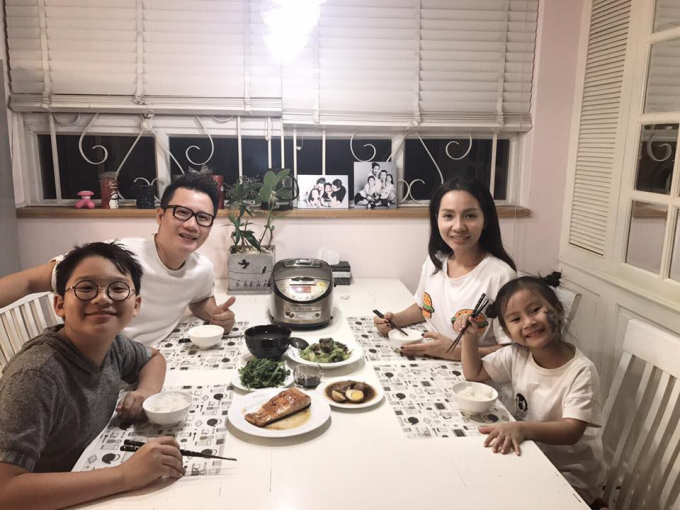 Ho&agrave;ng B&aacute;ch b&ecirc;n vợ v&agrave; c&aacute;c con.