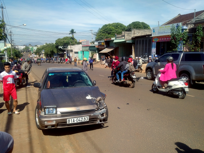 Hiện trường vụ tai nạn. Chiếc &ocirc; t&ocirc; đi&ecirc;n g&acirc;y tai nạn li&ecirc;n ho&agrave;n l&agrave;m 2 người bị thương nặng.
