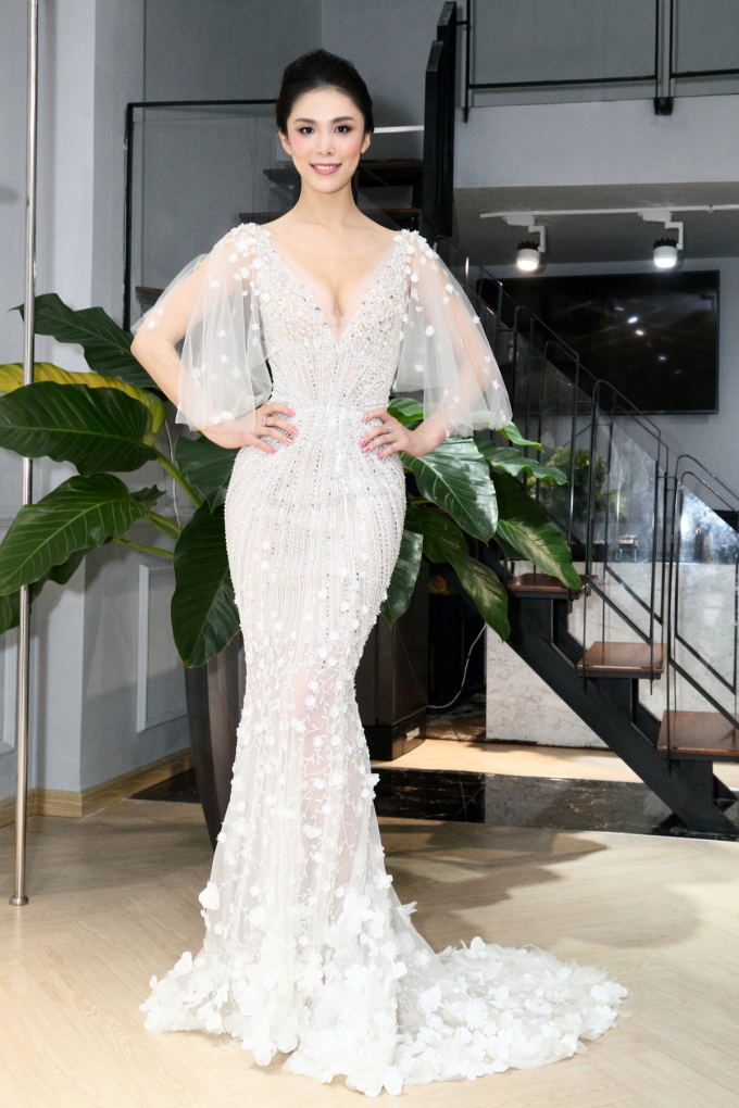 Hoa hậu Ho&agrave;n Vũ Riyo Mori cuốn h&uacute;t trước vẻ đẹp những thiết kế của Ho&agrave;ng Hải