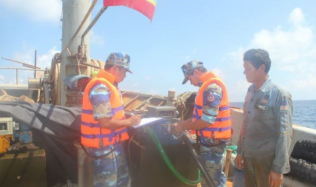 Tổ c&ocirc;ng t&aacute;c của BTL V&ugrave;ng CSB 4 ni&ecirc;m phong thiết bị đo dầu tr&ecirc;n t&agrave;u vi phạm.