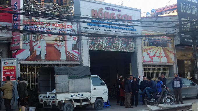 Nh&agrave; h&agrave;ng Hồng Sơn nơi 2 vợ chồng đi ra v&agrave; người chồng bị t&agrave;u c&aacute;n tử vong.