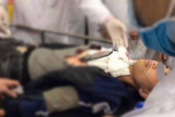 Nam sinh bị đ&acirc;m đang được cấp cứu tại bệnh viện.