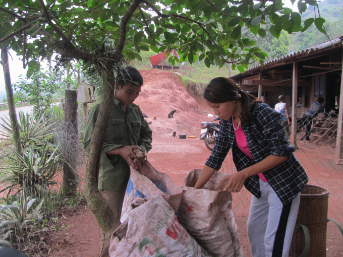 Để c&oacute; tiền trả lại khoản nợ v&igrave; mượn nộp l&agrave;m nh&agrave; ch&iacute;nh s&aacute;ch, vợ chồng chị Dương phải chắt chiu từng đồng từ việc b&aacute;n mấy s&agrave;o sắn.