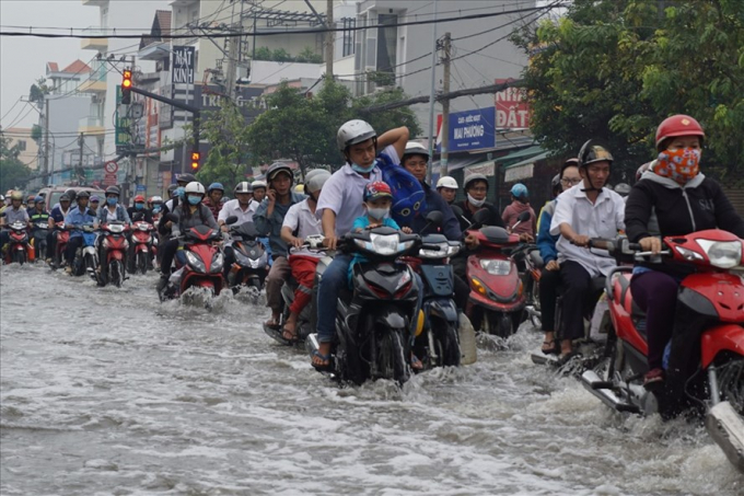 Đường Huỳnh Tấn Ph&aacute;t thường xuy&ecirc;n ngập nặng do mưa v&agrave; triều cường. Ảnh: M.Q