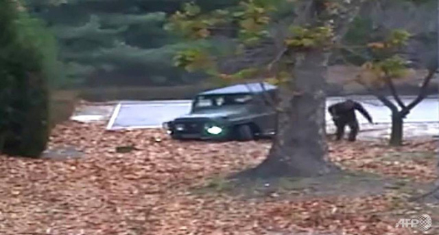 Binh sĩ Triều Ti&ecirc;n l&aacute;i xe đ&agrave;o tẩu qua khu vực bi&ecirc;n giới với H&agrave;n Quốc hồi th&aacute;ng 11 (Ảnh: AFP)