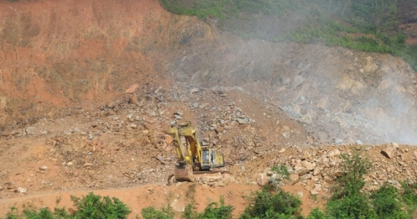 Hà Tĩnh: Mượn danh mỏ đá để khai thác đất trái phép?