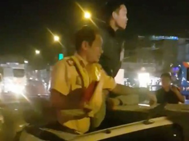 T&agrave;i xế đ&aacute;nh li&ecirc;n tiếp CSGT Đồng Nai khi xảy ra tai nạn