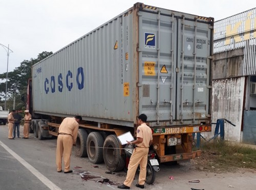 Vợ ch&ecirc;́t, ch&ocirc;̀ng nguy kịch do t&ocirc;ng vào đu&ocirc;i xe đ&acirc;̀u kéo