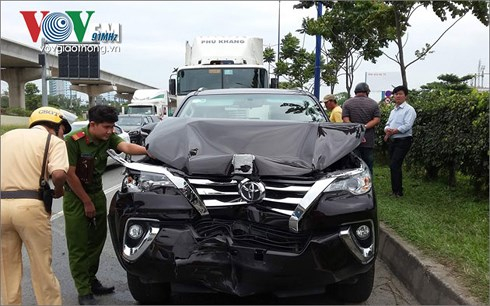 Va chạm li&ecirc;n ho&agrave;n, xế hộp biến dạng, 4 người may mắn tho&aacute;t chết