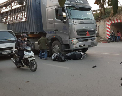 Ng&atilde; v&agrave;o gầm xe đầu k&eacute;o, người phụ nữ may mắn tho&aacute;t chết