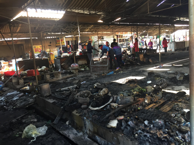 Nhiều ki ốt trong chợ bị ch&aacute;y rụi.