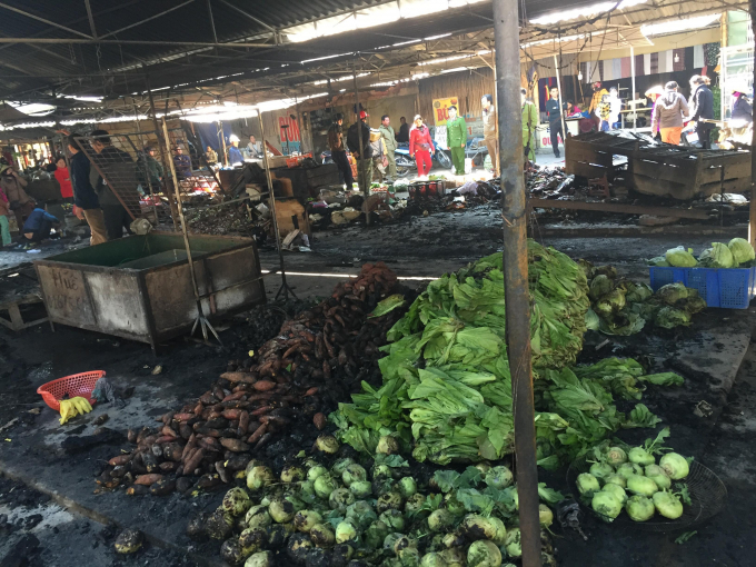 H&agrave;ng h&oacute;a hư hỏng sau vụ hỏa hoạn.