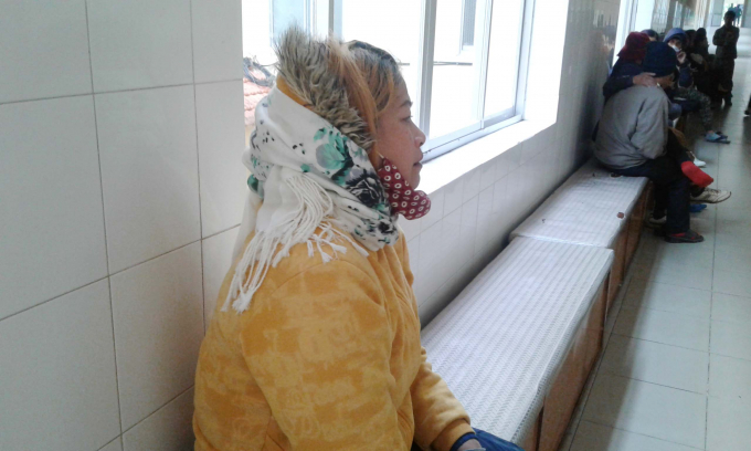 Chị Nguyễn Thị Hoa ( chị g&aacute;i nạn nh&acirc;n) kể lại sự việc cho ph&oacute;ng vi&ecirc;n.