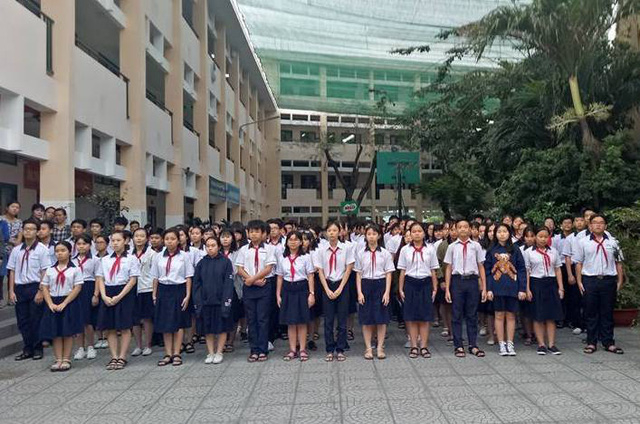 Học sinh k&iacute;nh cẩn chờ thầy.